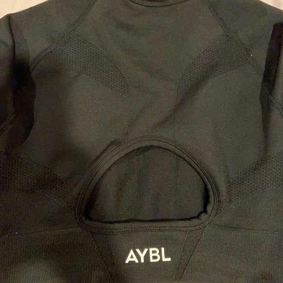 NWOT MOTION SEAMLESS LONG SLEEVE CROP TOP - Picture 9 of 9